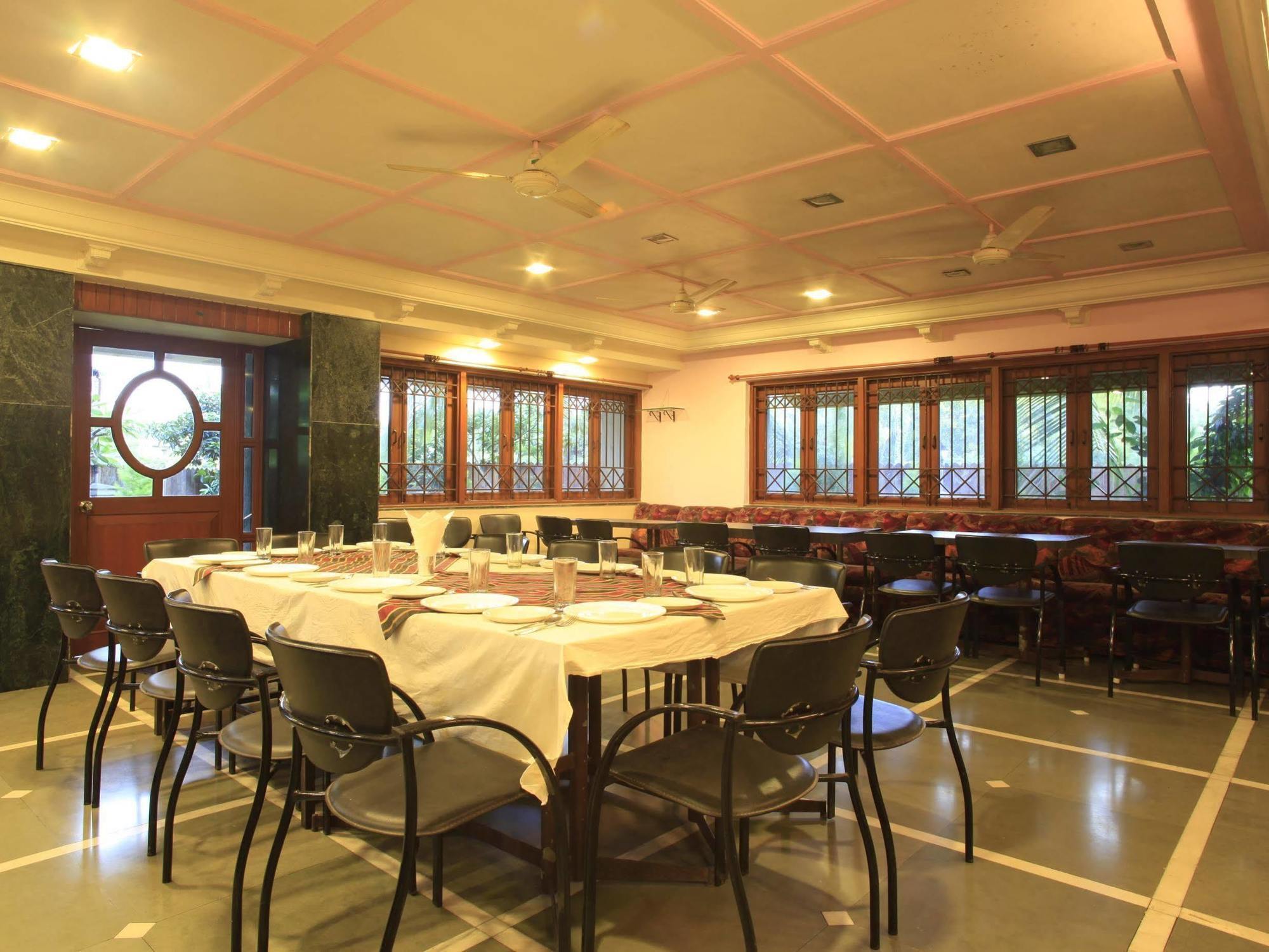 Hotel Sahyadri Алибаг Екстериор снимка